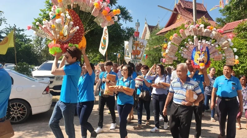 บริษัท ซิงเกอร์ประเทศไทย จำกัด (มหาชน) ร่วมเป็นเจ้าภาพทำบุญร่วมเป็นเจ้าภาพทอดกฐินสามัคคี เพื่อสมทบทุน “สร้างฝ้าเพดานศาลาหอฉันทรงไทยประยุกต์ ขนาดกว้าง ๑๔ เมตร ยาว ๒๔ เมตร”
