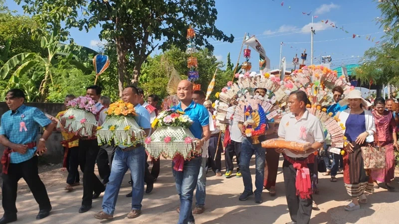 บริษัท ซิงเกอร์ประเทศไทย จำกัด (มหาชน) ร่วมเป็นเจ้าภาพทำบุญร่วมเป็นเจ้าภาพทอดกฐินสามัคคี เพื่อสมทบทุน “สร้างฝ้าเพดานศาลาหอฉันทรงไทยประยุกต์ ขนาดกว้าง ๑๔ เมตร ยาว ๒๔ เมตร”