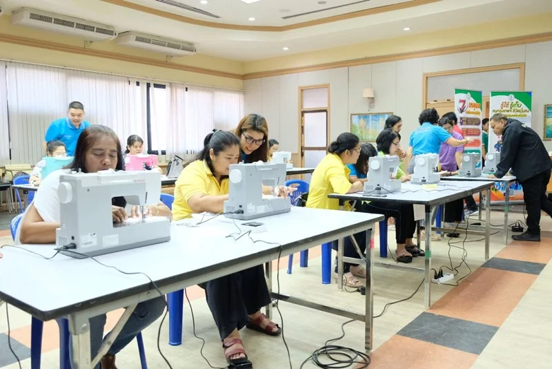 คุณจันทรจิรา ก้องท้องสมุทร์ ผู้อำนวยการสายงานปฏิบัติการ ร่วมพิธีเปิดโครงการฝึกอาชีพ "บางพลัดโมเดล” ณ ห้องประชุมสำนักงานเขตพลัด
