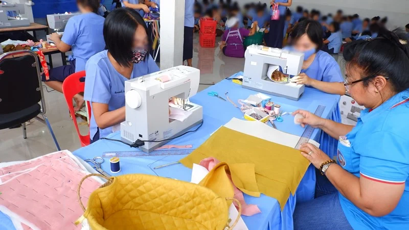 จัดกิจกรรม “สร้างงาน สร้างอาชีพ” ด้านการร่วมพัฒนาชุมชนและสังคม โดยการฝึกอาชีพด้านการตัดเย็บ “ผ้าบุตะกร้า