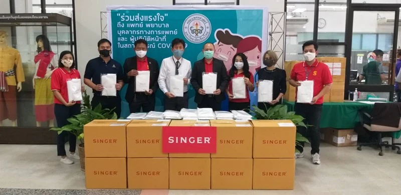 ผู้บริหาร และพนักงาน บริษัท ซิงเกอร์ประเทศไทย จำกัด (มหาชน) และกลุ่มพนักงานคนพิการ จากศูนย์ส่งเสริมอาชีพคนพิการปากเกร็ด จังหวัดนนทบุรี