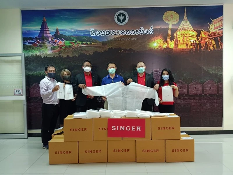 ผู้บริหาร และพนักงาน บริษัท ซิงเกอร์ประเทศไทย จำกัด (มหาชน) และกลุ่มพนักงานคนพิการ จากศูนย์ส่งเสริมอาชีพคนพิการปากเกร็ด จังหวัดนนทบุรี