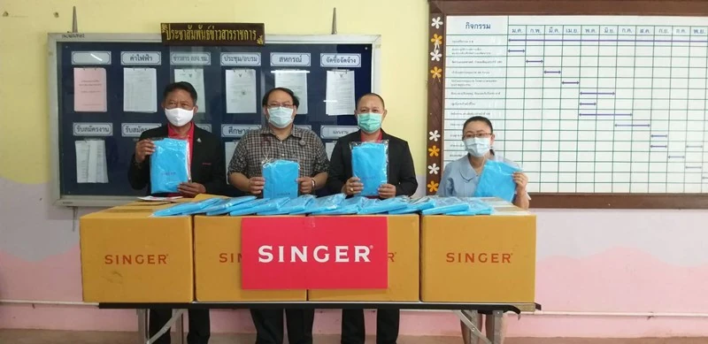 ผู้บริหาร และพนักงาน บริษัท ซิงเกอร์ประเทศไทย จำกัด (มหาชน) และกลุ่มพนักงานคนพิการ จากศูนย์ส่งเสริมอาชีพคนพิการปากเกร็ด จังหวัดนนทบุรี