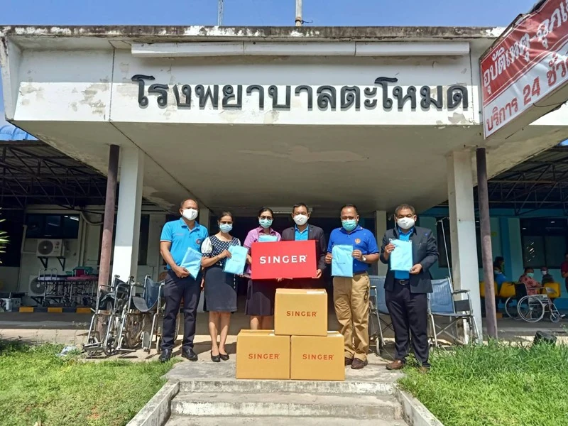 ผู้บริหาร และพนักงาน บริษัท ซิงเกอร์ประเทศไทย จำกัด (มหาชน) และกลุ่มพนักงานคนพิการ จากศูนย์ส่งเสริมอาชีพคนพิการปากเกร็ด จังหวัดนนทบุรี