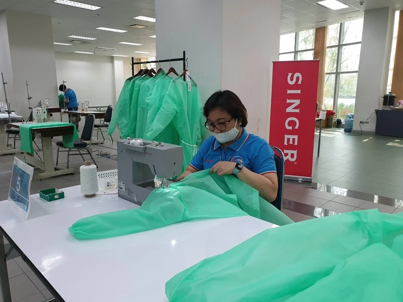 ผู้บริหาร และพนักงาน บริษัท ซิงเกอร์ประเทศไทย จำกัด (มหาชน) และกลุ่มพนักงานคนพิการ จากศูนย์ส่งเสริมอาชีพคนพิการปากเกร็ด จังหวัดนนทบุรี