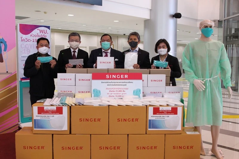 ผู้บริหาร และพนักงาน บริษัท ซิงเกอร์ประเทศไทย จำกัด (มหาชน) และกลุ่มพนักงานคนพิการ จากศูนย์ส่งเสริมอาชีพคนพิการปากเกร็ด จังหวัดนนทบุรี