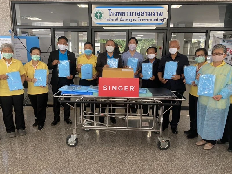 ผู้บริหาร และพนักงาน บริษัท ซิงเกอร์ประเทศไทย จำกัด (มหาชน) และกลุ่มพนักงานคนพิการ จากศูนย์ส่งเสริมอาชีพคนพิการปากเกร็ด จังหวัดนนทบุรี