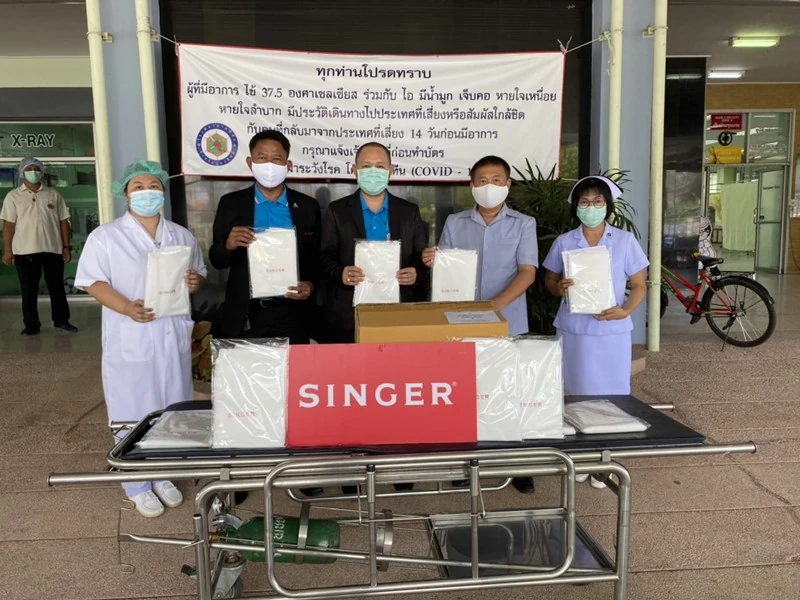 ผู้บริหาร และพนักงาน บริษัท ซิงเกอร์ประเทศไทย จำกัด (มหาชน) และกลุ่มพนักงานคนพิการ จากศูนย์ส่งเสริมอาชีพคนพิการปากเกร็ด จังหวัดนนทบุรี