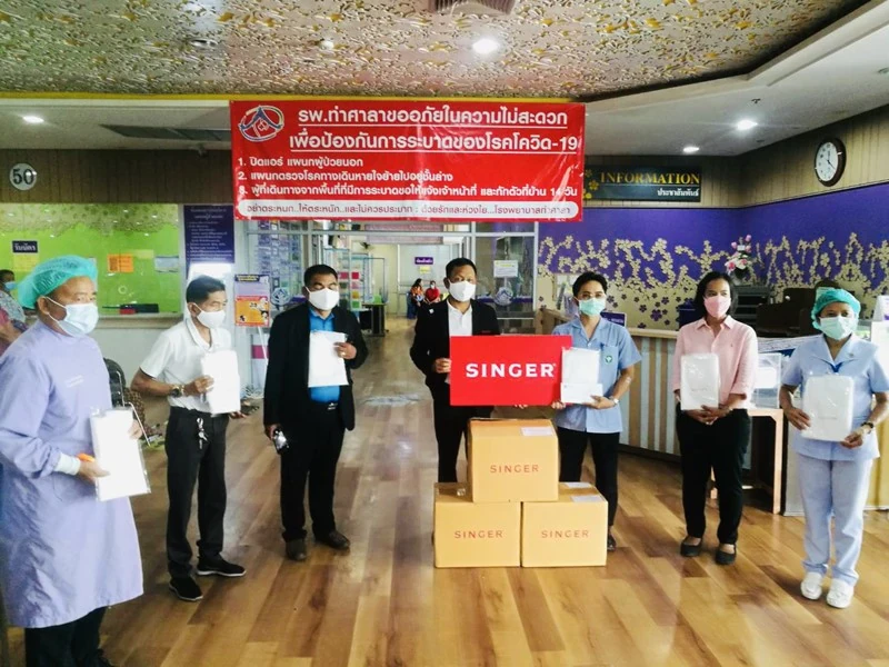 ผู้บริหาร และพนักงาน บริษัท ซิงเกอร์ประเทศไทย จำกัด (มหาชน) และกลุ่มพนักงานคนพิการ จากศูนย์ส่งเสริมอาชีพคนพิการปากเกร็ด จังหวัดนนทบุรี