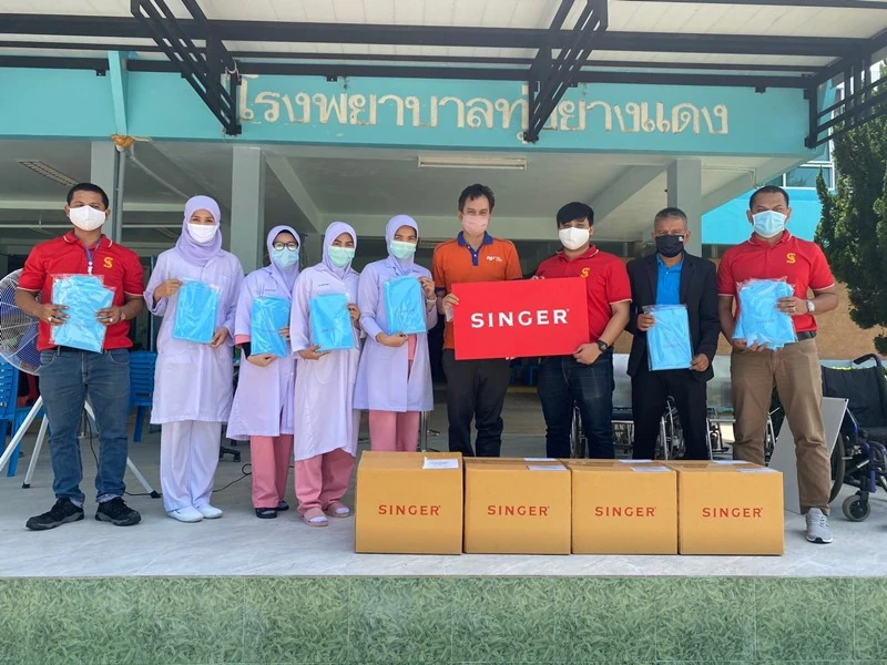 ผู้บริหาร และพนักงาน บริษัท ซิงเกอร์ประเทศไทย จำกัด (มหาชน) และกลุ่มพนักงานคนพิการ จากศูนย์ส่งเสริมอาชีพคนพิการปากเกร็ด จังหวัดนนทบุรี