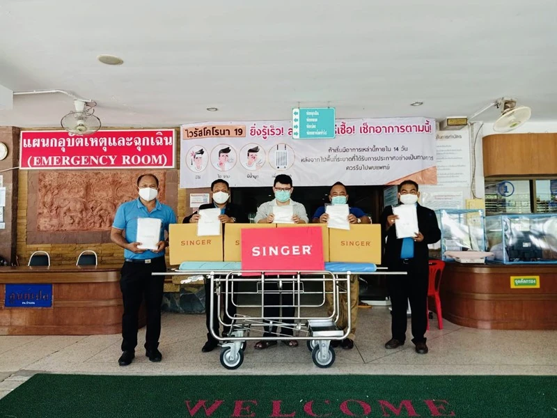 ผู้บริหาร และพนักงาน บริษัท ซิงเกอร์ประเทศไทย จำกัด (มหาชน) และกลุ่มพนักงานคนพิการ จากศูนย์ส่งเสริมอาชีพคนพิการปากเกร็ด จังหวัดนนทบุรี