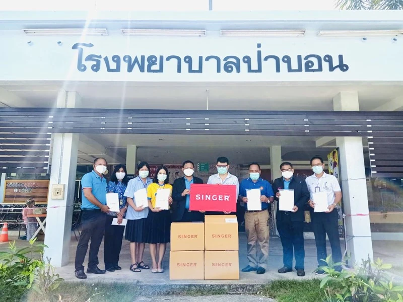 ผู้บริหาร และพนักงาน บริษัท ซิงเกอร์ประเทศไทย จำกัด (มหาชน) และกลุ่มพนักงานคนพิการ จากศูนย์ส่งเสริมอาชีพคนพิการปากเกร็ด จังหวัดนนทบุรี