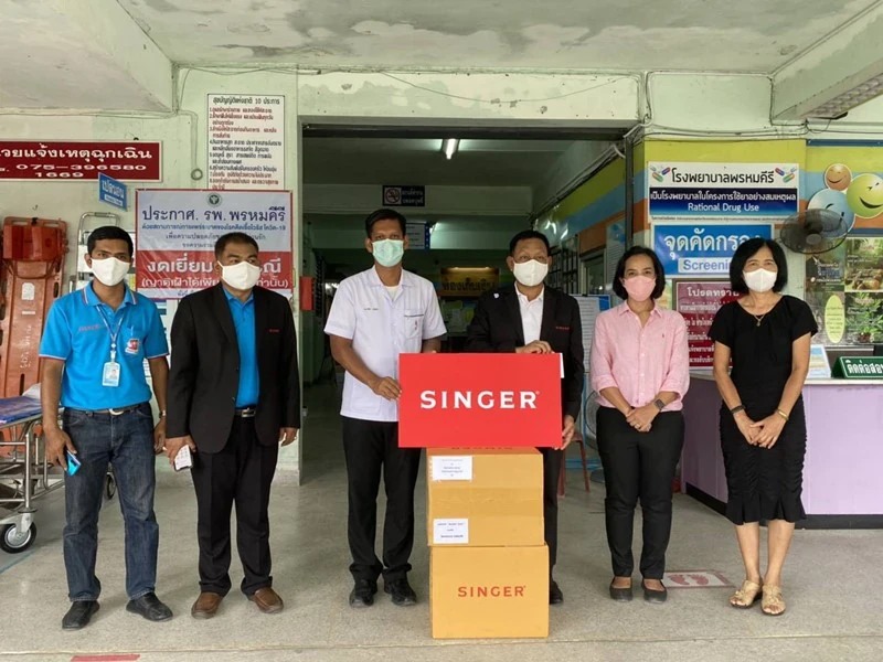 ผู้บริหาร และพนักงาน บริษัท ซิงเกอร์ประเทศไทย จำกัด (มหาชน) และกลุ่มพนักงานคนพิการ จากศูนย์ส่งเสริมอาชีพคนพิการปากเกร็ด จังหวัดนนทบุรี