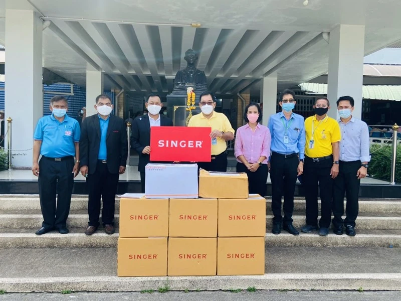 ผู้บริหาร และพนักงาน บริษัท ซิงเกอร์ประเทศไทย จำกัด (มหาชน) และกลุ่มพนักงานคนพิการ จากศูนย์ส่งเสริมอาชีพคนพิการปากเกร็ด จังหวัดนนทบุรี