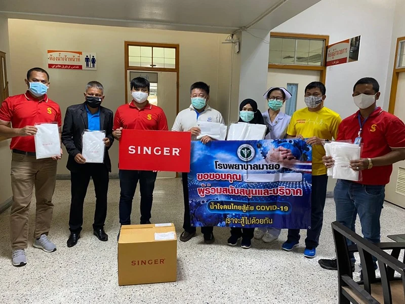ผู้บริหาร และพนักงาน บริษัท ซิงเกอร์ประเทศไทย จำกัด (มหาชน) และกลุ่มพนักงานคนพิการ จากศูนย์ส่งเสริมอาชีพคนพิการปากเกร็ด จังหวัดนนทบุรี
