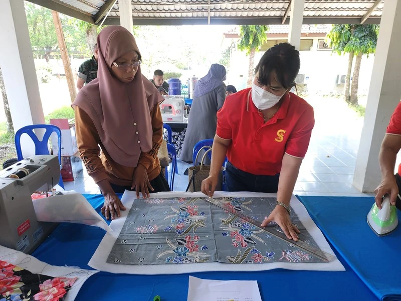 ซิงเกอร์ จัดกิจกรรม "ศิลปะสร้างสรรค์งานผ้า ประยุกต์งานตัดเย็บและงานฝีมือ" ณ อาคารศิลปาชีพผ้าปัก กรมทหารราบที่ 3 กองพลนาวิกโยธิน