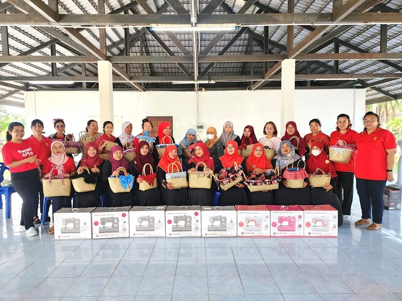 ซิงเกอร์ จัดกิจกรรม "ศิลปะสร้างสรรค์งานผ้า ประยุกต์งานตัดเย็บและงานฝีมือ" ณ อาคารศิลปาชีพผ้าปัก กรมทหารราบที่ 3 กองพลนาวิกโยธิน
