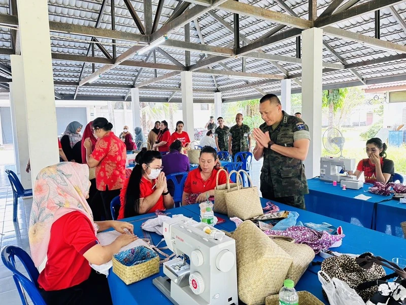ซิงเกอร์ จัดกิจกรรม "ศิลปะสร้างสรรค์งานผ้า ประยุกต์งานตัดเย็บและงานฝีมือ" ณ อาคารศิลปาชีพผ้าปัก กรมทหารราบที่ 3 กองพลนาวิกโยธิน