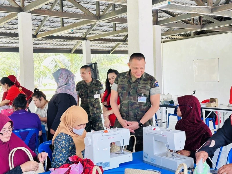 ซิงเกอร์ จัดกิจกรรม "ศิลปะสร้างสรรค์งานผ้า ประยุกต์งานตัดเย็บและงานฝีมือ" ณ อาคารศิลปาชีพผ้าปัก กรมทหารราบที่ 3 กองพลนาวิกโยธิน
