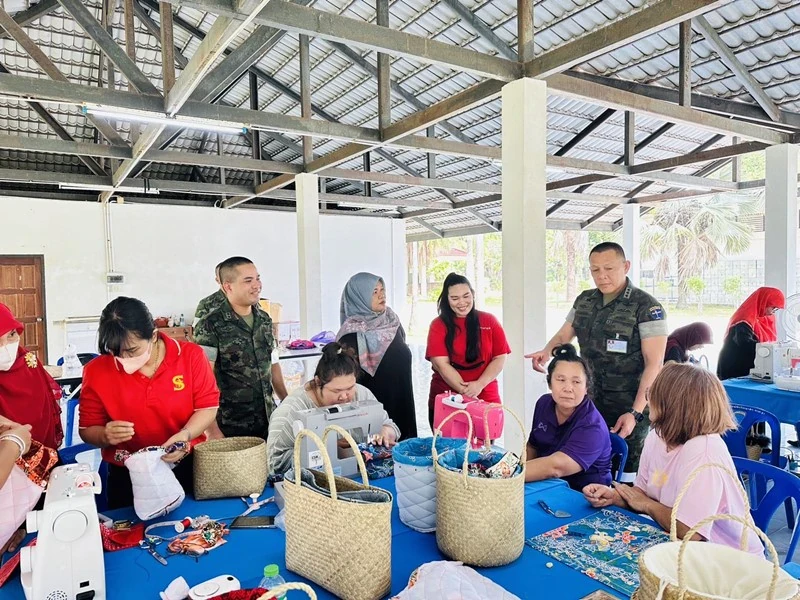 ซิงเกอร์ จัดกิจกรรม "ศิลปะสร้างสรรค์งานผ้า ประยุกต์งานตัดเย็บและงานฝีมือ" ณ อาคารศิลปาชีพผ้าปัก กรมทหารราบที่ 3 กองพลนาวิกโยธิน