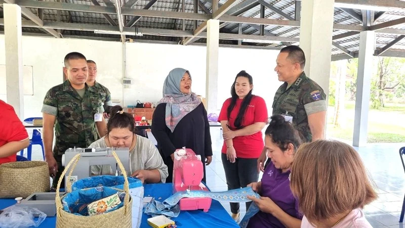 ซิงเกอร์ จัดกิจกรรม "ศิลปะสร้างสรรค์งานผ้า ประยุกต์งานตัดเย็บและงานฝีมือ" ณ อาคารศิลปาชีพผ้าปัก กรมทหารราบที่ 3 กองพลนาวิกโยธิน