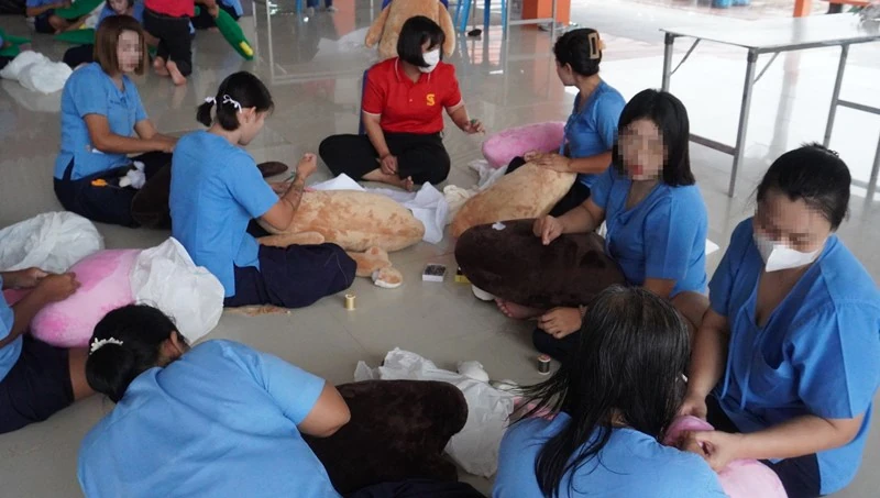 “บมจ.ซิงเกอร์ประเทศไทย จัดกิจกรรมฝึกอาชีพให้กับกลุ่มผู้ต้องขังหญิง ณ เรือนจำกลางจังหวัดราชบุรี โดยการสอนงานประดิษฐ์ “ตัดเย็บตุ๊กตาผ้า”