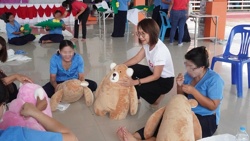 “บมจ.ซิงเกอร์ประเทศไทย จัดกิจกรรมฝึกอาชีพให้กับกลุ่มผู้ต้องขังหญิง ณ เรือนจำกลางจังหวัดราชบุรี โดยการสอนงานประดิษฐ์ “ตัดเย็บตุ๊กตาผ้า”