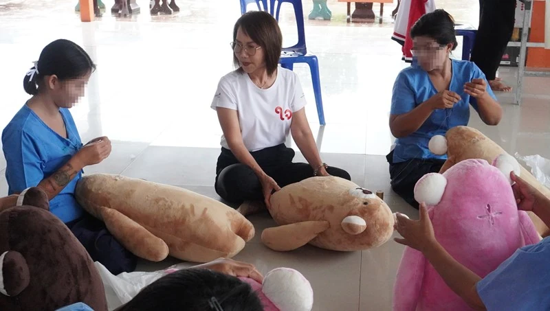 “บมจ.ซิงเกอร์ประเทศไทย จัดกิจกรรมฝึกอาชีพให้กับกลุ่มผู้ต้องขังหญิง ณ เรือนจำกลางจังหวัดราชบุรี โดยการสอนงานประดิษฐ์ “ตัดเย็บตุ๊กตาผ้า”