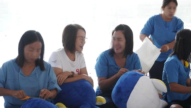 “บมจ.ซิงเกอร์ประเทศไทย จัดกิจกรรมฝึกอาชีพให้กับกลุ่มผู้ต้องขังหญิง ณ เรือนจำกลางจังหวัดราชบุรี โดยการสอนงานประดิษฐ์ “ตัดเย็บตุ๊กตาผ้า”