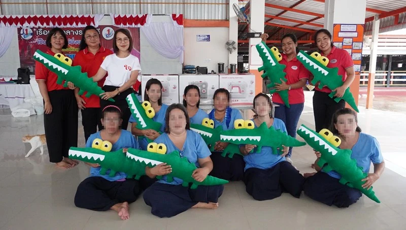 “บมจ.ซิงเกอร์ประเทศไทย จัดกิจกรรมฝึกอาชีพให้กับกลุ่มผู้ต้องขังหญิง ณ เรือนจำกลางจังหวัดราชบุรี โดยการสอนงานประดิษฐ์ “ตัดเย็บตุ๊กตาผ้า”