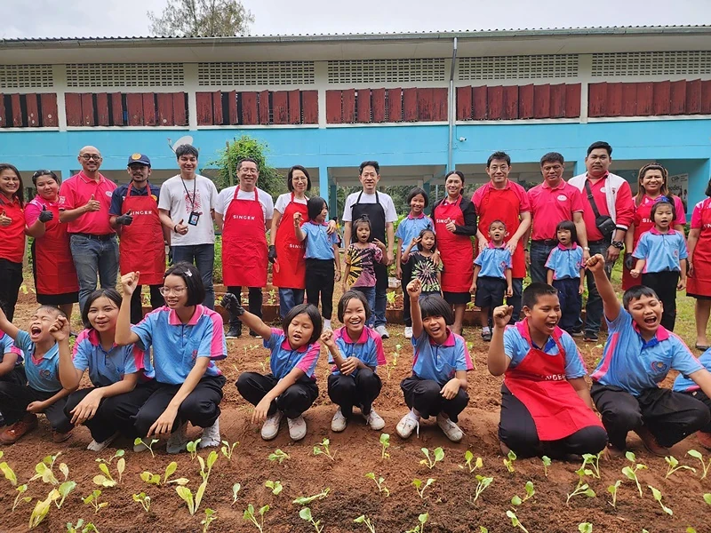 บมจ.ซิงเกอร์ประเทศไทย ร่วมส่งมอบความสุขให้กับน้องๆ โรงเรียนบ้านน้ำพุ อ.ปะทิว จ.ชุมพร ในโครงการ “ซิงเกอร์ ปันน้ำใจ ห่วงใยโรงเรียน”