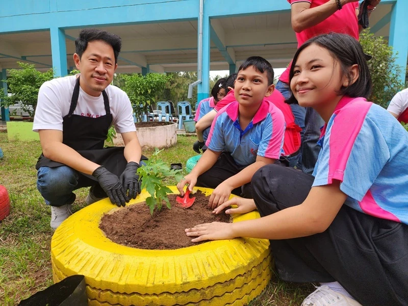 บมจ.ซิงเกอร์ประเทศไทย ร่วมส่งมอบความสุขให้กับน้องๆ โรงเรียนบ้านน้ำพุ อ.ปะทิว จ.ชุมพร ในโครงการ “ซิงเกอร์ ปันน้ำใจ ห่วงใยโรงเรียน”