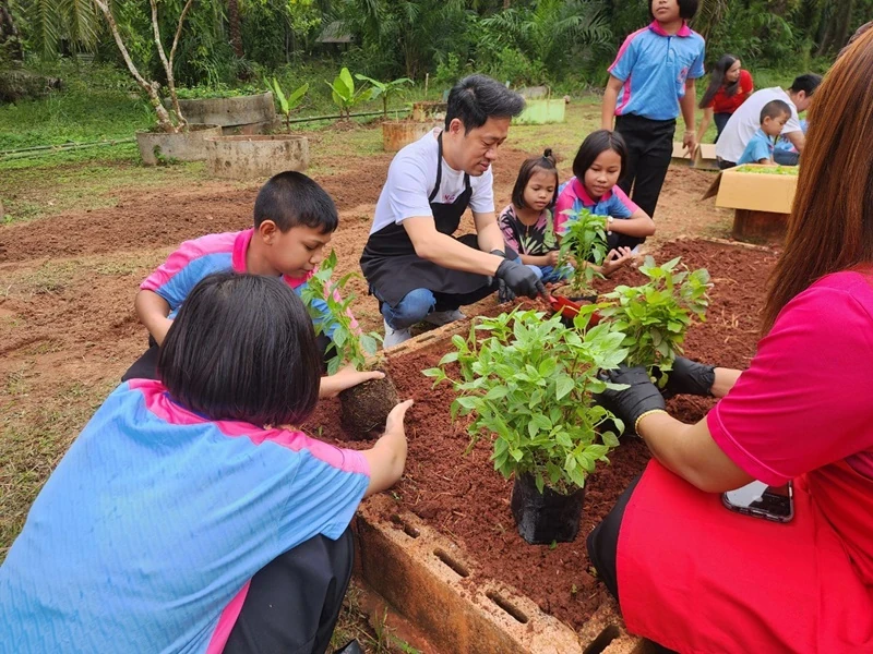 บมจ.ซิงเกอร์ประเทศไทย ร่วมส่งมอบความสุขให้กับน้องๆ โรงเรียนบ้านน้ำพุ อ.ปะทิว จ.ชุมพร ในโครงการ “ซิงเกอร์ ปันน้ำใจ ห่วงใยโรงเรียน”