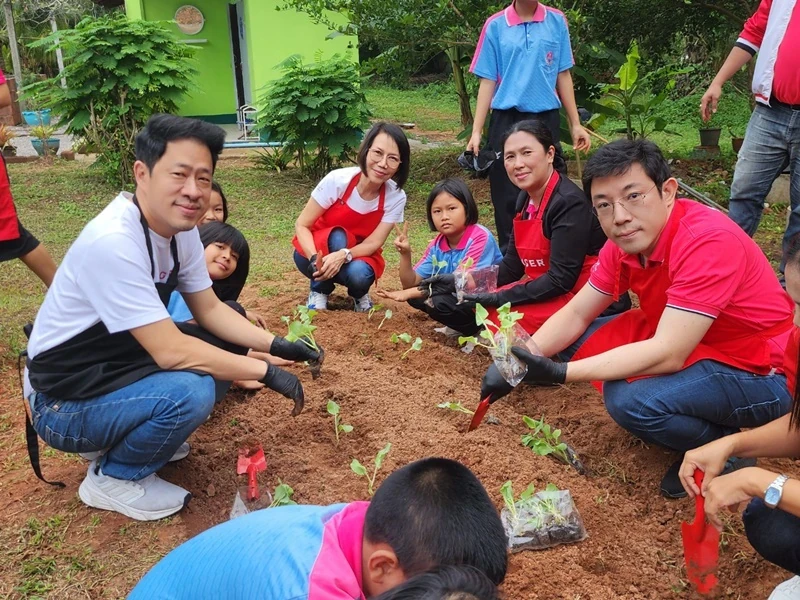 บมจ.ซิงเกอร์ประเทศไทย ร่วมส่งมอบความสุขให้กับน้องๆ โรงเรียนบ้านน้ำพุ อ.ปะทิว จ.ชุมพร ในโครงการ “ซิงเกอร์ ปันน้ำใจ ห่วงใยโรงเรียน”