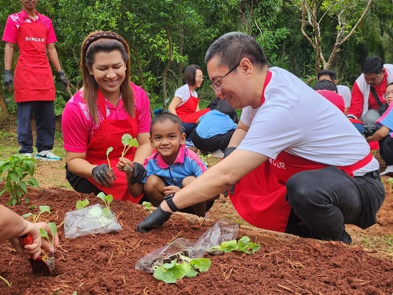 บมจ.ซิงเกอร์ประเทศไทย ร่วมส่งมอบความสุขให้กับน้องๆ โรงเรียนบ้านน้ำพุ อ.ปะทิว จ.ชุมพร ในโครงการ “ซิงเกอร์ ปันน้ำใจ ห่วงใยโรงเรียน”