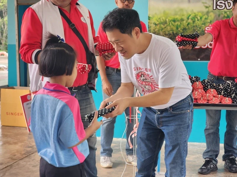 บมจ.ซิงเกอร์ประเทศไทย ร่วมส่งมอบความสุขให้กับน้องๆ โรงเรียนบ้านน้ำพุ อ.ปะทิว จ.ชุมพร ในโครงการ “ซิงเกอร์ ปันน้ำใจ ห่วงใยโรงเรียน”
