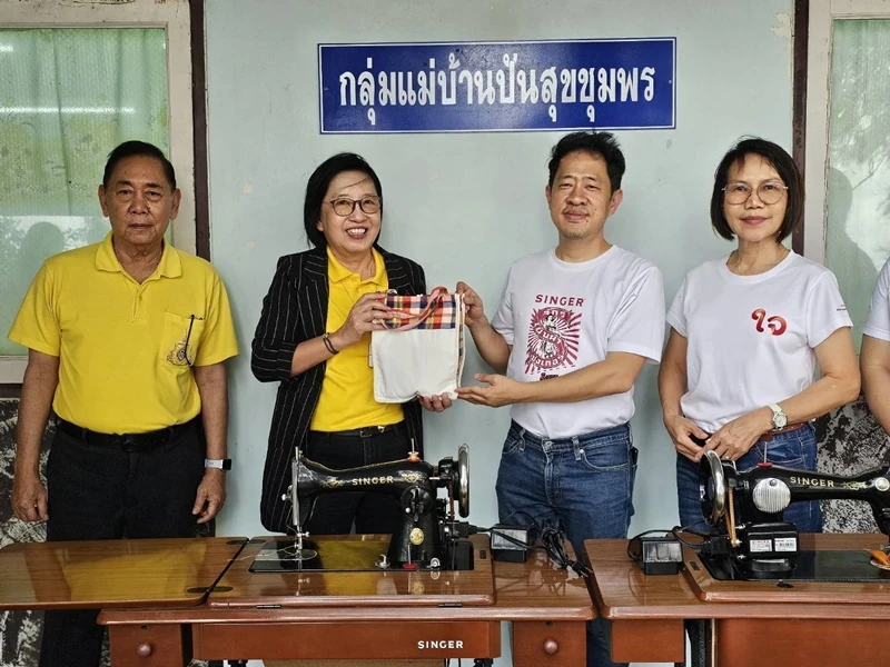 ซิงเกอร์สนับสนุนจักรเย็บผ้า ให้กับกลุ่มแม่บ้านปันสุข โครงการพัฒนาส่วนพระองค์ ชุมพร