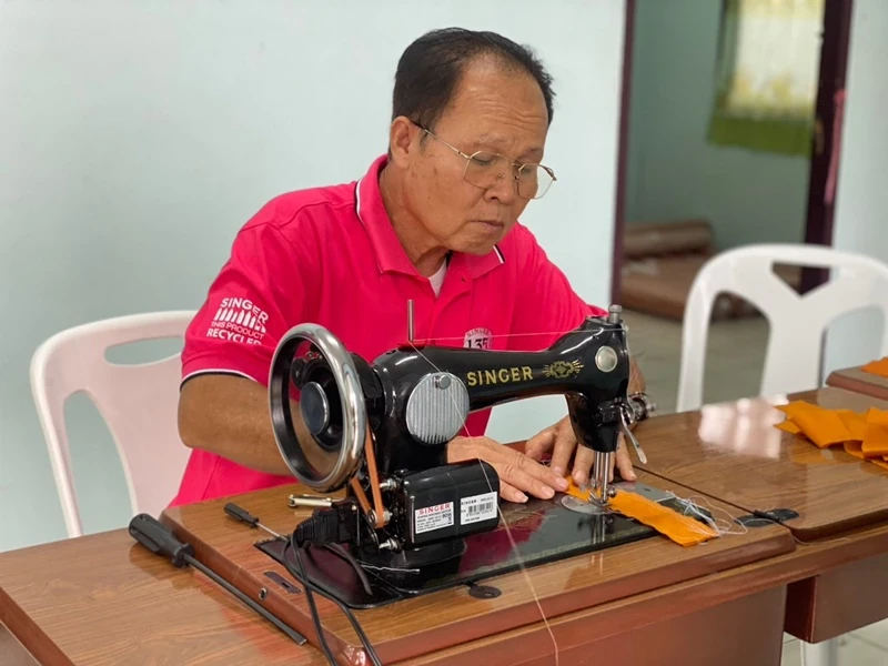 ซิงเกอร์สนับสนุนจักรเย็บผ้า ให้กับกลุ่มแม่บ้านปันสุข โครงการพัฒนาส่วนพระองค์ ชุมพร
