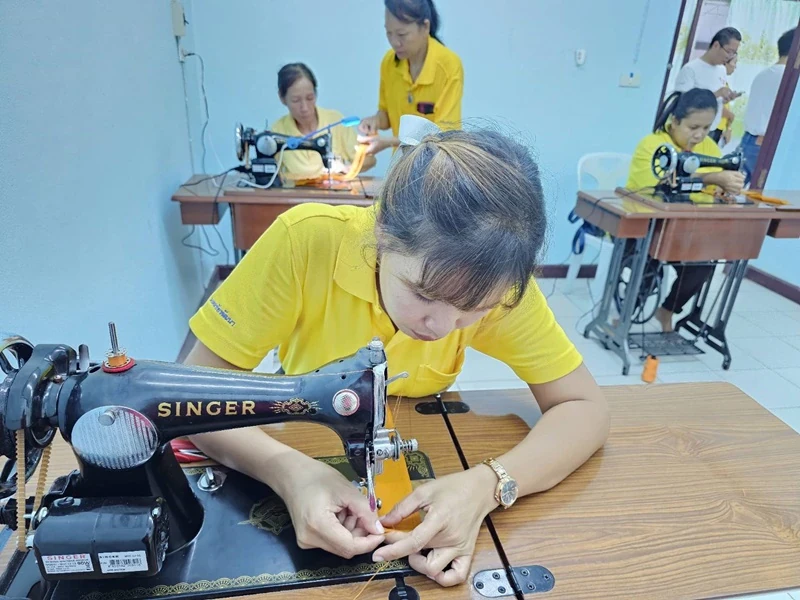ซิงเกอร์สนับสนุนจักรเย็บผ้า ให้กับกลุ่มแม่บ้านปันสุข โครงการพัฒนาส่วนพระองค์ ชุมพร