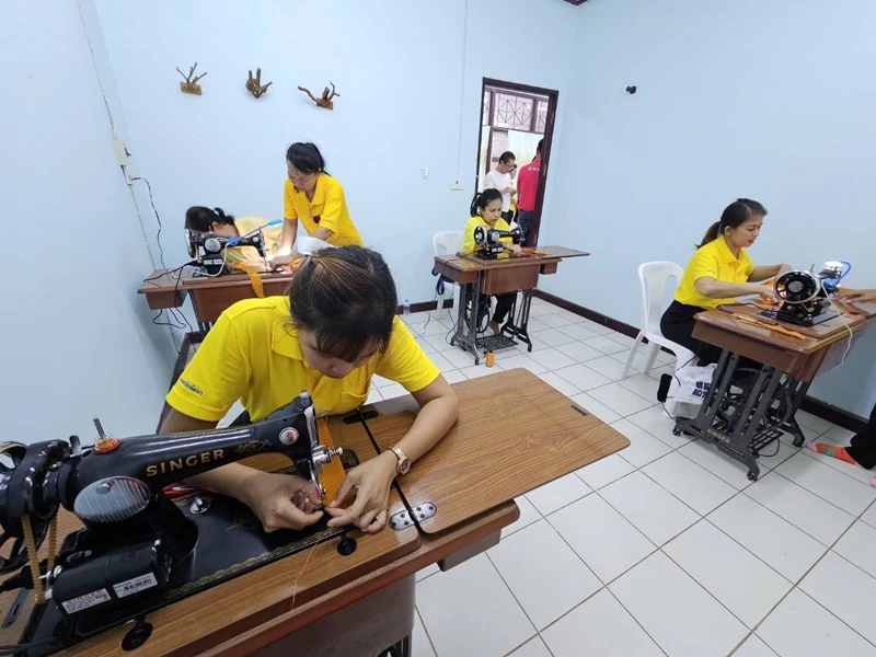 ซิงเกอร์สนับสนุนจักรเย็บผ้า ให้กับกลุ่มแม่บ้านปันสุข โครงการพัฒนาส่วนพระองค์ ชุมพร