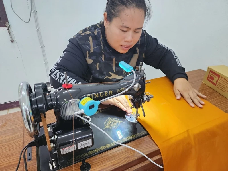 ซิงเกอร์สนับสนุนจักรเย็บผ้า ให้กับกลุ่มแม่บ้านปันสุข โครงการพัฒนาส่วนพระองค์ ชุมพร