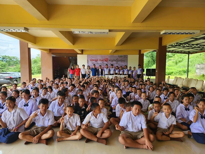 บมจ.ซิงเกอร์ประเทศไทย และคณะผู้บริหาร ร่วมส่งมอบความสุขให้กับน้องๆ โรงเรียนบ้านเซอทะ อ.อุ้มผาง จ.ตาก ในโครงการ “ซิงเกอร์ ปันน้ำใจ ห่วงใยโรงเรียน”