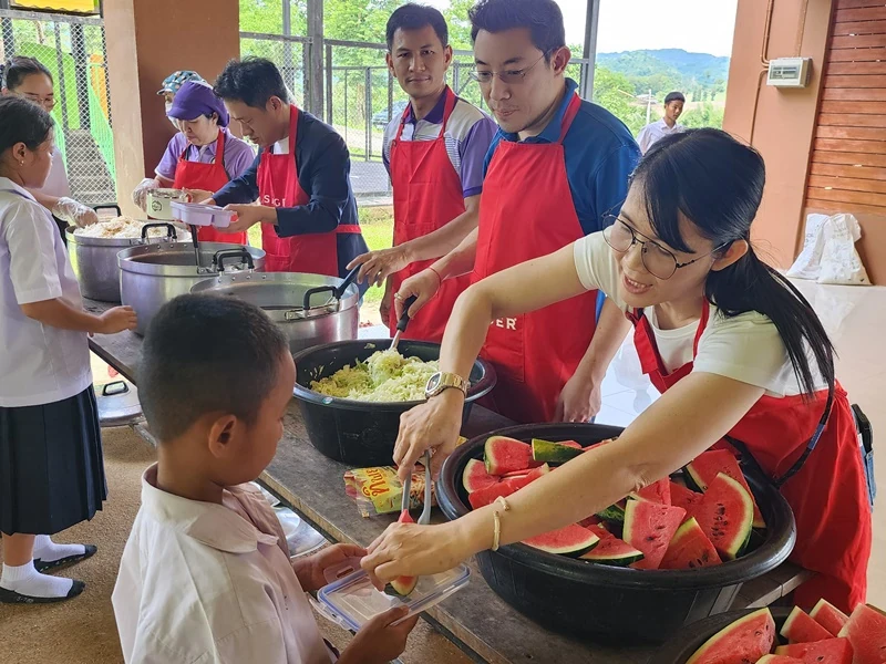 บมจ.ซิงเกอร์ประเทศไทย และคณะผู้บริหาร ร่วมส่งมอบความสุขให้กับน้องๆ โรงเรียนบ้านเซอทะ อ.อุ้มผาง จ.ตาก ในโครงการ “ซิงเกอร์ ปันน้ำใจ ห่วงใยโรงเรียน”