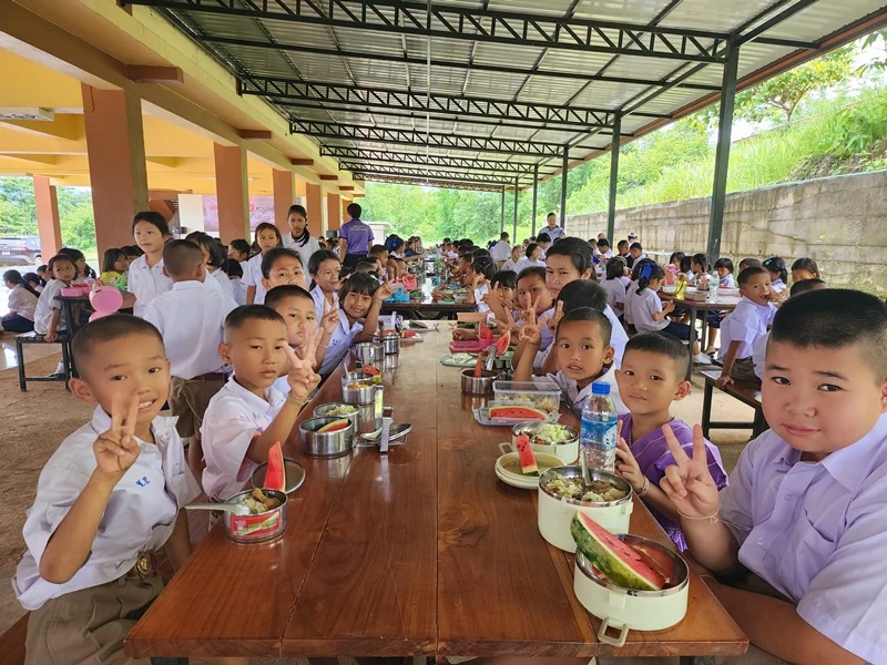 บมจ.ซิงเกอร์ประเทศไทย และคณะผู้บริหาร ร่วมส่งมอบความสุขให้กับน้องๆ โรงเรียนบ้านเซอทะ อ.อุ้มผาง จ.ตาก ในโครงการ “ซิงเกอร์ ปันน้ำใจ ห่วงใยโรงเรียน”