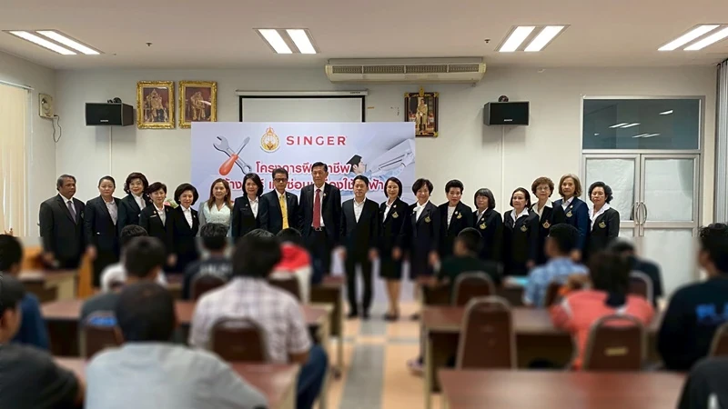 ศาลเยาวชนและครอบครัวกลางกรุงเทพ ร่วมกับ บริษัท ซิงเกอร์ประเทศไทย จำกัด (มหาชน) จัดโครงการ “ส่งเสริมความรู้และพัฒนาทักษะอาชีพเด็กและเยาวชน”