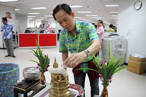 ซิงเกอร์ร่วมอนุรักษ์และสืบสานประเพณี พิธีรดน้ำดำหัวเนื่องในโอกาสวันสงกรานต์