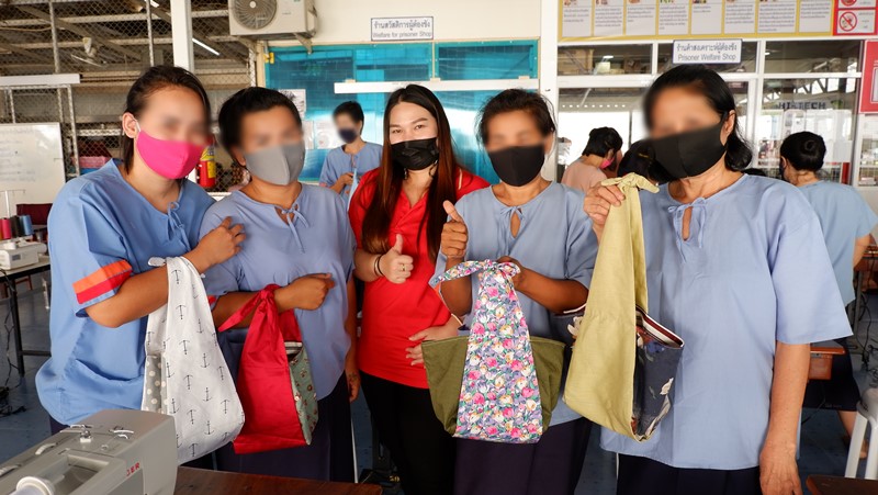 จัดกิจกรรม “สร้างงาน สร้างอาชีพ” ด้านการร่วมพัฒนาชุมชนและสังคม โดยการฝึกอาชีพด้านการตัดเย็บ “กระเป๋าผ้า”